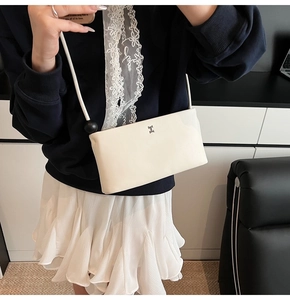 Dettaglio borsa a tracolla minimalista in pelle bianca con logo H argento e spallina sottile