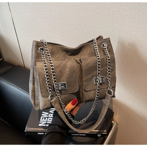 Détail du sac cabas vintage avec deux poches, fermoirs en métal et bandoulière chaîne