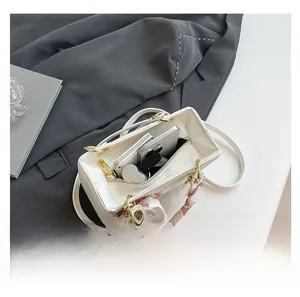 Vue de dessus de l'intérieur du sac en cuir blanc montrant la capacité de rangement