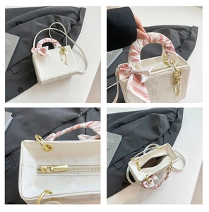 Détails du sac blanc texture écailles avec poignée foulard en soie et finitions dorées