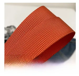 Gros plan sur la bandoulière tissée orange d'un grand sac fourre-tout en tissu