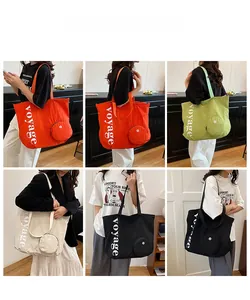 Grands sacs cabas en tissu lavé de différentes couleurs avec petits porte-monnaie ronds