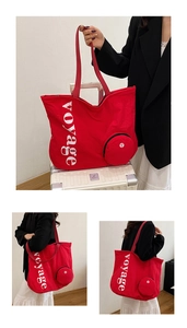 Détail du grand sac cabas en nylon rouge avec texte voyage et petit porte-monnaie rond