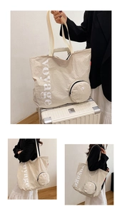 Détail du sac cabas en tissu délavé beige avec imprimé voyage et petite pochette ronde