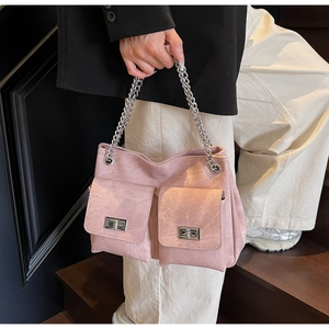 Détail du sac à bandoulière en suédine rose avec chaîne argentée et doubles poches à rabat
