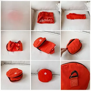 Étapes détaillées montrant le sac de courses en nylon rouge pliable en une petite pochette