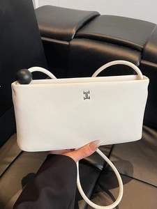 Borsa a tracolla bianca minimalista con logo H argento e decorazione a sfera nera