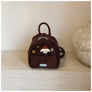 Dettaglio mini zaino in velluto a coste caffè con toppa a cane e bottoni in legno decorativi