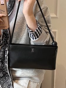 Borsa a tracolla minimalista in pelle nera con logo H argento e dettaglio a sfera