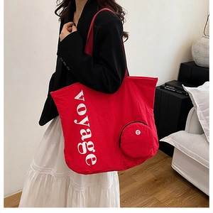 Grand sac cabas rouge en tissu délavé avec texte voyage blanc et poche zippée ronde