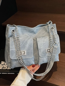 Sac fourre-tout en jean bleu clair avec bandoulière chaîne et doubles poches