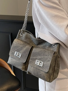 Sac cabas gris en denim délavé vintage avec deux poches avant et chaînes argentées