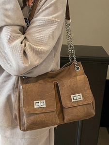 Sac à bandoulière marron vintage avec deux poches frontales et chaîne élégante