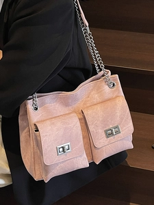 Sac fourre-tout style denim rose avec deux poches frontales et bandoulière chaîne