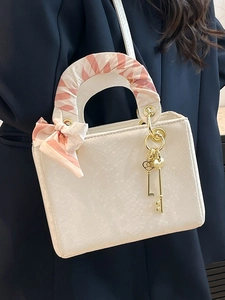 Sac à main blanc élégant à motif écailles avec foulard décoratif et breloques dorées