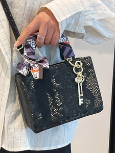Sac à main élégant noir motif écailles avec foulard en soie et pendentif clé dorée