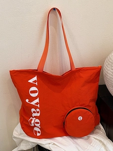 Grand sac fourre-tout en nylon orange avec lettrage voyage et petit porte-monnaie assorti