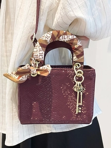 Sac à main bordeaux chic motif serpent avec foulard en soie et pendentif clé dorée
