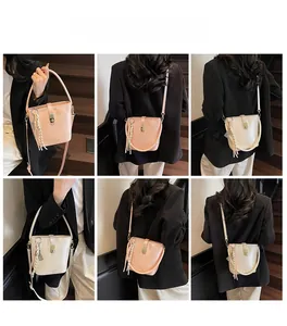 Sac seau tendance pour femme avec plusieurs styles de portage en rose et crème