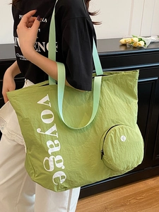 Grand sac cabas vert en nylon lavé avec imprimé voyage et un mini porte-monnaie