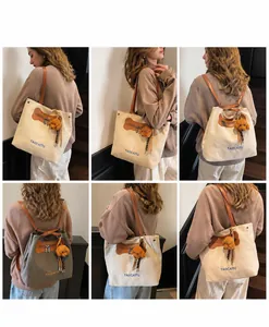 Collage de bolso tote y mochila de lona con correas de cuero y colgante de peluche