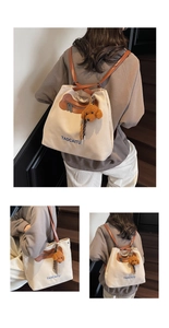 Detalle del bolso de lona beige con correas marrones y colgante de oso de peluche