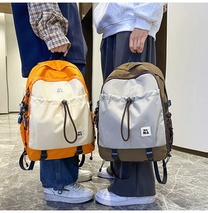 Dettagli di zaini eleganti con tasche frontali a coulisse e trama in tessuto durevole