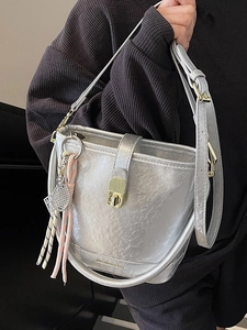 Sac seau argenté métallisé en cuir texturé avec fermoir doré pour femme élégante