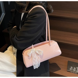 Detailansicht der rosa Baguette-Tasche mit einer weißen Spitzen-Schleife