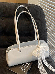 Französische Baguette-Tasche in Hellblau mit dekorativer weißer Spitzen-Schleife