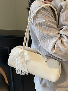Weiße minimalistische Baguette-Schultertasche mit eleganter Schleife aus Spitze