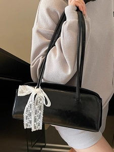Schlichte schwarze glänzende Baguette-Schultertasche mit großer weißer Spitzenschleife