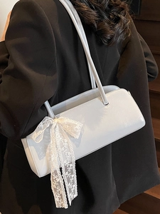 Minimalistische hellgraue Baguette-Tasche aus Leder mit dekorativer Spitzenschleife