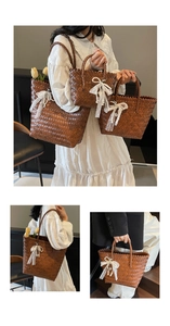 Détail de sacs cabas en paille tressée en trois tailles avec nœuds en dentelle et perles