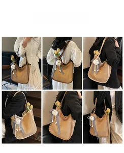 Collage de mannequin portant un sac cabas en paille tissée avec diverses tenues chic