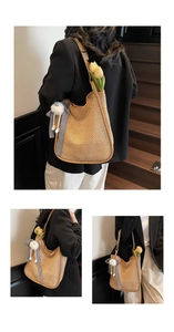 Détail du sac cabas en paille tissé avec nœud vichy noir et blanc et pompon blanc décoratif