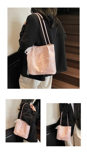 Dettaglio della borsa tote in pizzo rosa con ricamo a farfalla 3D e fiocco decorativo
