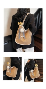 Détail du sac à bandoulière en paille tissée avec bordure blanche et nœud chic