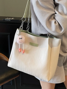 Minimalist beige tote bag with green wavy texture and stylish metal chain strap