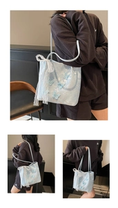 Dettaglio borsa tote in pizzo azzurro con ricami a farfalla 3D e nastri eleganti