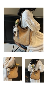 Détail du sac hobo en paille tressée avec bordure en cuir et joli pendentif peluche