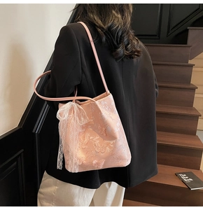 Ricamo dettagliato di farfalle e fiocco di pizzo bianco sulla borsa tote rosa chic