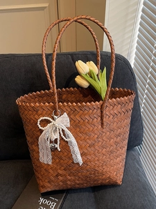 Sac fourre-tout tissé main marron avec nœud en dentelle et pendentif perle pour femme