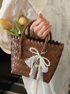 Panier en paille tissé marron avec nœud en dentelle blanche perles et pendentif cœur