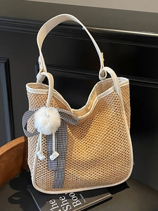 Sac fourre-tout en paille tressée avec bordure en cuir et breloque pompon ludique