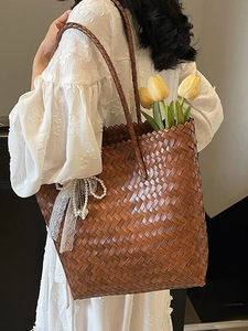 Sac fourre-tout tressé vintage marron avec nœud en dentelle, perles et décor tulipe