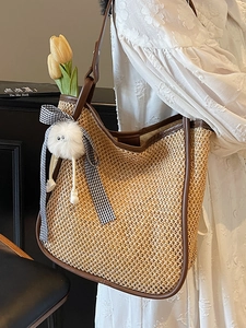 Sac fourre-tout en paille ajourée à la mode avec lanières en cuir brun et pendentif