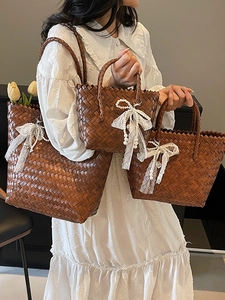 Sacs cabas en paille tressée marron en trois tailles avec nœuds et perles pour femme