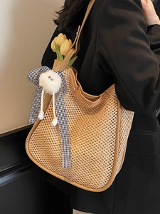 Sac fourre-tout en paille avec bordure en cuir marron et breloque monstre en peluche