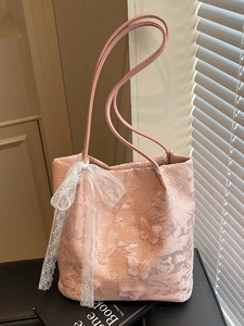 Borsa tote in jacquard rosa con farfalla ricamata e fiocco in pizzo bianco